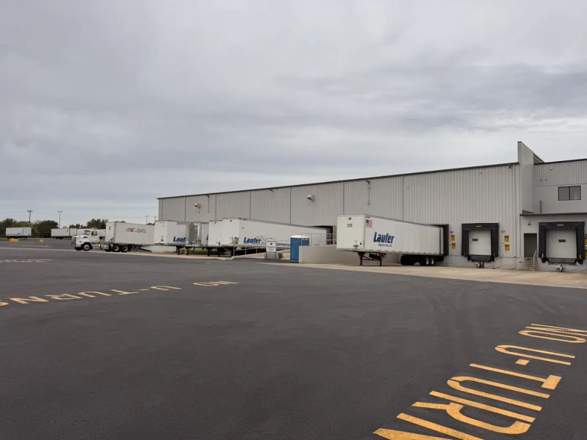 What Is Drop and Hook Trucking?